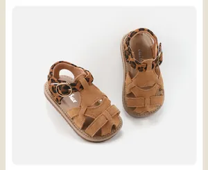 Detail von Kleinkinder-Römersandalen mit Leopardenmuster und weichem Wildleder