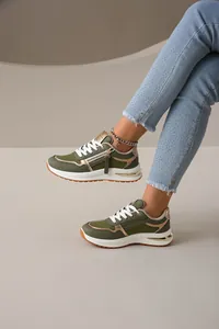 Vista detallada de zapatillas de moda para mujer en verde oliva y oro con diseño bicolor