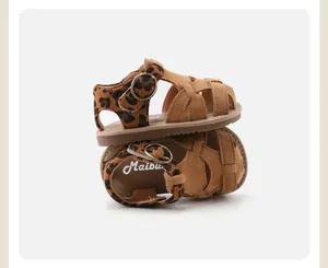 Detailansicht der römischen Sandalen für Kleinkinder mit Leopardenmuster und weicher Sohle