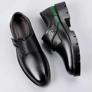 Detalle de zapatos elevadores de cuero negro con hebilla monk y suela de zapato gruesa