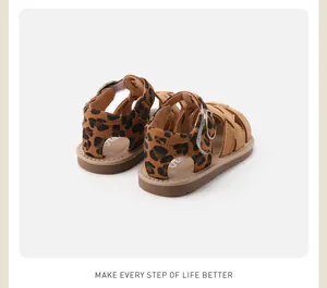 Rückansicht von Kleinkind-Sandalen mit Leopardenmuster und feinem Schnallendetail