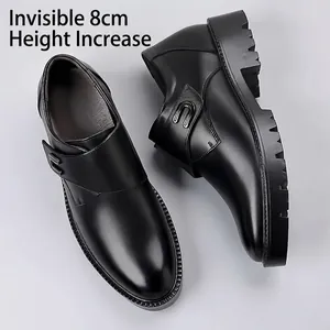 Detalle de zapatos elevadores de cuero negro con aumento invisible de 8 cm