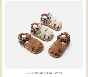 Zwei Paar Kinder-Römersandalen mit Leopardenmuster in Braun und Beige