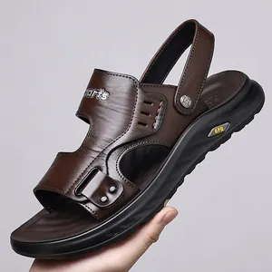 Sandales de plage d'été en cuir marron pour hommes avec design respirant et semelle épaisse