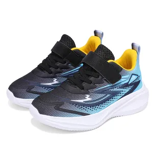 Leichte Laufschuhe für Jungen mit dicker Sohle und atmungsaktivem Mesh in Blau und Schwarz.