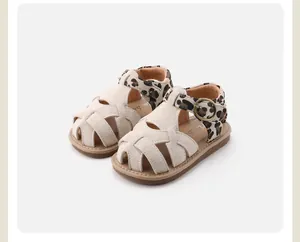 Nahaufnahme von Leopard-Sandalen für Mädchen im römischen Stil mit weicher Sohle.