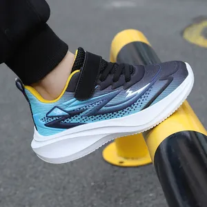 Seitenansicht der leichten blau-schwarzen Kinder-Laufschuhe mit gedämpfter Sohle