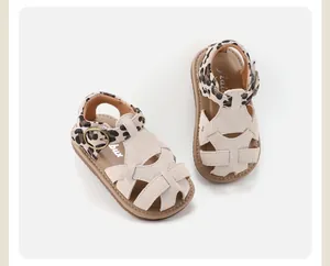 Detailansicht beiger Wildleder-Sandalen für Kleinkinder mit Leopardenmuster und Sohle