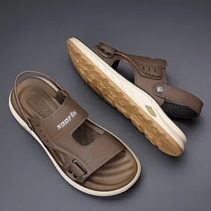 Sandales d'été respirantes en cuir marron pour hommes, idéales pour la conduite et les loisirs.
