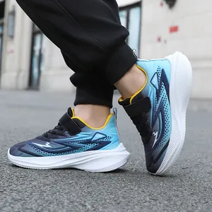 Detailansicht der blau-schwarzen Jungen-Laufschuhe mit dicken, weißen Gummisohlen