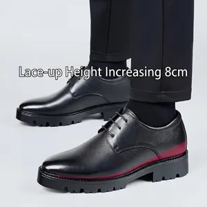 Detalle de zapato con alza para hombre en cuero negro con línea roja y 8 cm de altura extra