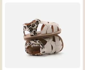 Detailaufnahme der Leoparden-Sandalen für Kleinkinder mit weichen Sohlen und Schnalle.