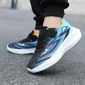 Nahaufnahme von atmungsaktiven Laufschuhen für Jungen mit blauem Mesh und dicken Sohlen