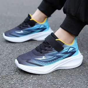 Detailansicht atmungsaktiver blauer Kinder-Laufschuhe mit dicker weißer Sohle
