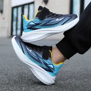 Nahaufnahme der leichten blauen Kinder-Laufschuhe mit dicken Sohlen und Klettverschluss
