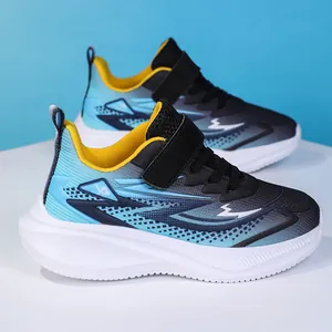Seitenansicht leichter Jungen-Laufschuhe mit blauem Mesh und dicker weißer Sohle