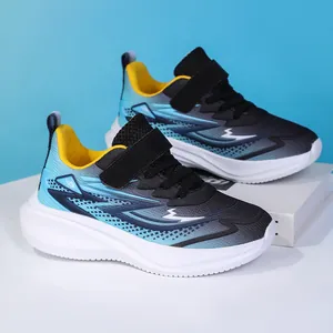 Detailansicht von leichten Jungen-Laufschuhen mit blau-schwarzem Mesh-Obermaterial.