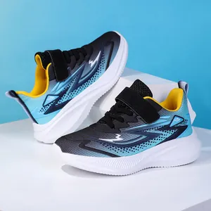 Detaillierte Seitenansicht der blau-schwarzen Kinder-Laufschuhe mit dicker Sohle.