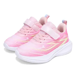 Detailansicht der rosa leichten Kinder-Laufschuhe mit Mesh und Klettverschluss.
