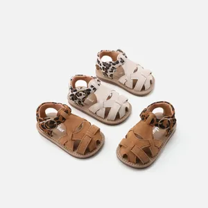 Kleinkind Mädchen Sandalen mit Leopardenmuster und weicher Sohle in Beige und Braun.