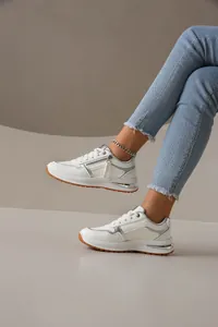 Zapatillas casuales blancas para mujer con adornos plateados y detalle de cremallera lateral
