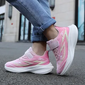 Detailansicht pinkfarbener leichter Kinderlaufschuhe mit dicker weißer Sohle.
