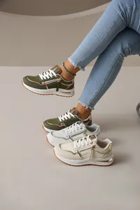 Vista detallada de zapatillas con plataforma de moda en colores verde oliva, blanco y crema.