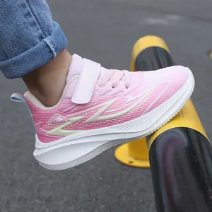 Nahaufnahme eines pinkfarbenen, atmungsaktiven Kinderlaufschuhs mit Blitzmuster