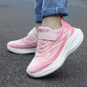Detailansicht der leichten rosa Kinder-Laufschuhe mit dicken Sohlen und Klettverschluss