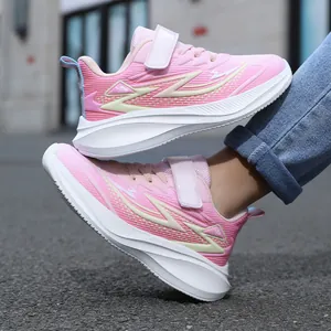 Leichte rosafarbene Kinder-Laufschuhe mit atmungsaktivem Netzstoff und dicker Sohle