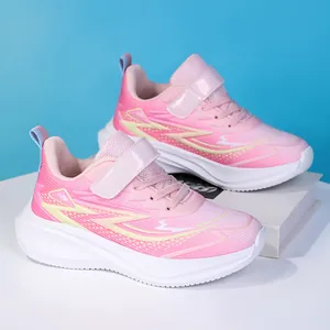 Detailansicht der rosa leichten Kinderlaufschuhe mit atmungsaktivem Mesh-Obermaterial