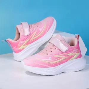 Detailansicht der pink-gelben, leichten Kinder-Laufschuhe mit robuster, dicker Sohle