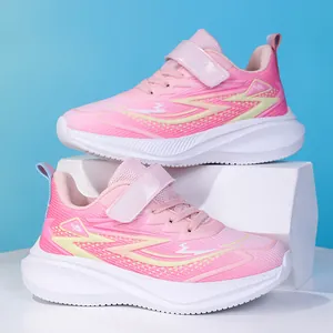 Rosa leichte Kinder-Laufschuhe mit Mesh-Obermaterial und Klettverschluss in Seitenansicht.