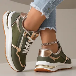 Elegantes zapatillas deportivas para mujer en verde oliva y dorado con detalle de cremallera
