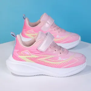 Nahaufnahme von rosa Kinder-Laufschuhen mit atmungsaktivem Mesh und Klettverschluss