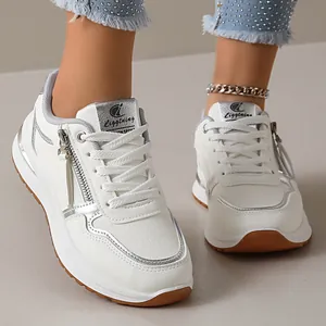 Elegantes zapatillas blancas para mujer con detalles en plata metalizada y cremallera