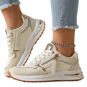 Zapatillas elegantes para mujer en crema con toques dorados metalizados y purpurina