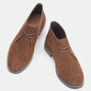 Bottines chukka classiques en daim marron pour hommes avec détails de style rétro.