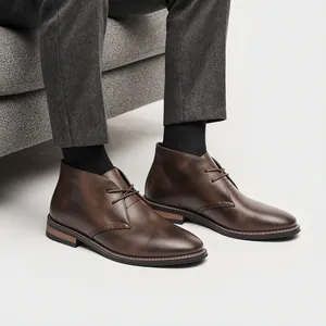 Gros plan sur des bottes chukka classiques en cuir marron pour hommes avec fini vintage