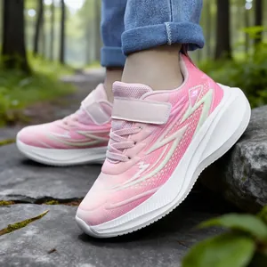 Leichte rosa Kinder-Laufschuhe mit atmungsaktivem Mesh und dicken weißen Sohlen