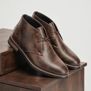 Bottes désert classiques en cuir vintage marron pour hommes avec détails lacés
