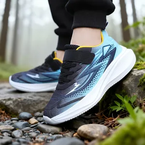Leichte Jungen-Laufschuhe mit dicker Sohle für Schüler in natürlicher Waldumgebung