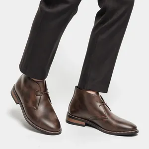Vue détaillée des bottines chukka en cuir marron pour hommes avec un beau fini rétro