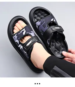 Dettaglio di sandali outdoor mimetici da uomo con suola antiscivolo e cinturino