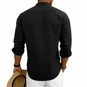 Vista posteriore della camicia di lino nera che mostra la trama del tessuto e vestibilità