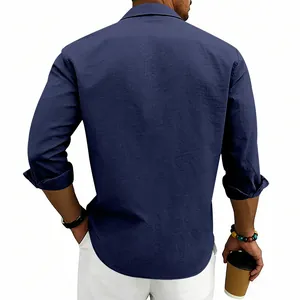 Πίσω όψη λεπτομέρεια ανδρικού σκούρου μπλε λινού casual πουκάμισου με χαλαρή εφαρμογή