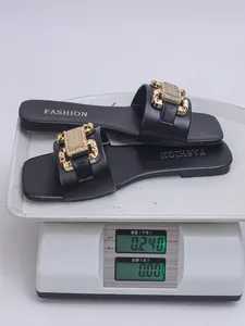 Sandalias planas negras para mujer con hebilla dorada elegante, peso de 0,240 kg