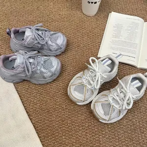 Vue détaillée des baskets chunky en maille respirante pour filles avec brides pailletées