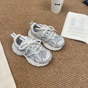 Gros plan de baskets en maille pour filles avec détails étincelants et semelles souples