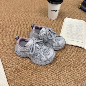 Détail de baskets grises en mesh respirant pour enfants avec des touches de strass